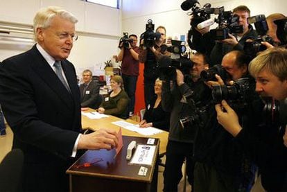 El presidente de Islandia, Ólafur Ragnar Grímsson, vota ante la expectación de numerosos medios gráficos en el referéndum celebrado hoy en su país. Los islandeses deciden si aceptan una ley para devolver a Reino Unido y Holanda las deudas derivadas de la quiebra del banco Icesave. La norma ya fue rechazada pr Grímsson el pasado enero.