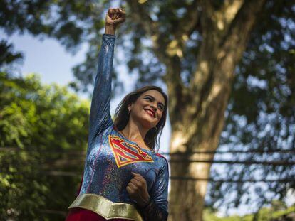 Una mujer, disfrazada de Wonder Woman, en el Carnaval de Río de Janeiro de 2020