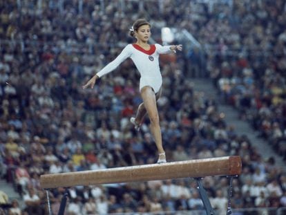 Olga Korbut, en la barra de equilibrio, Múnich 1972.