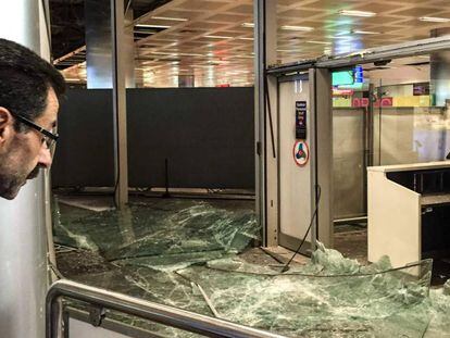 Un pasajero ante una de las zonas afectadas por el atentado en el aeropuerto Atat&uuml;rk de Estambul  