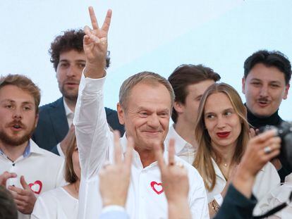 El líder de Coalición Cívica, Donald Tusk, celebra los resultados preliminares en las elecciones del domingo en Polonia.