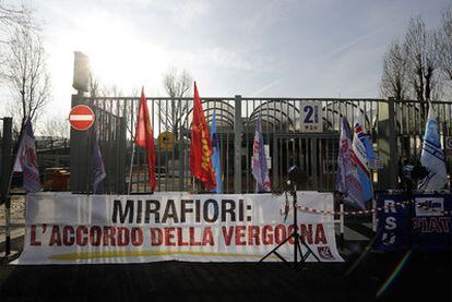 Pancarta contra el pacto alcanzado en la planta de Fiat en la que se lee: "El acuerdo de la vergüenza".
