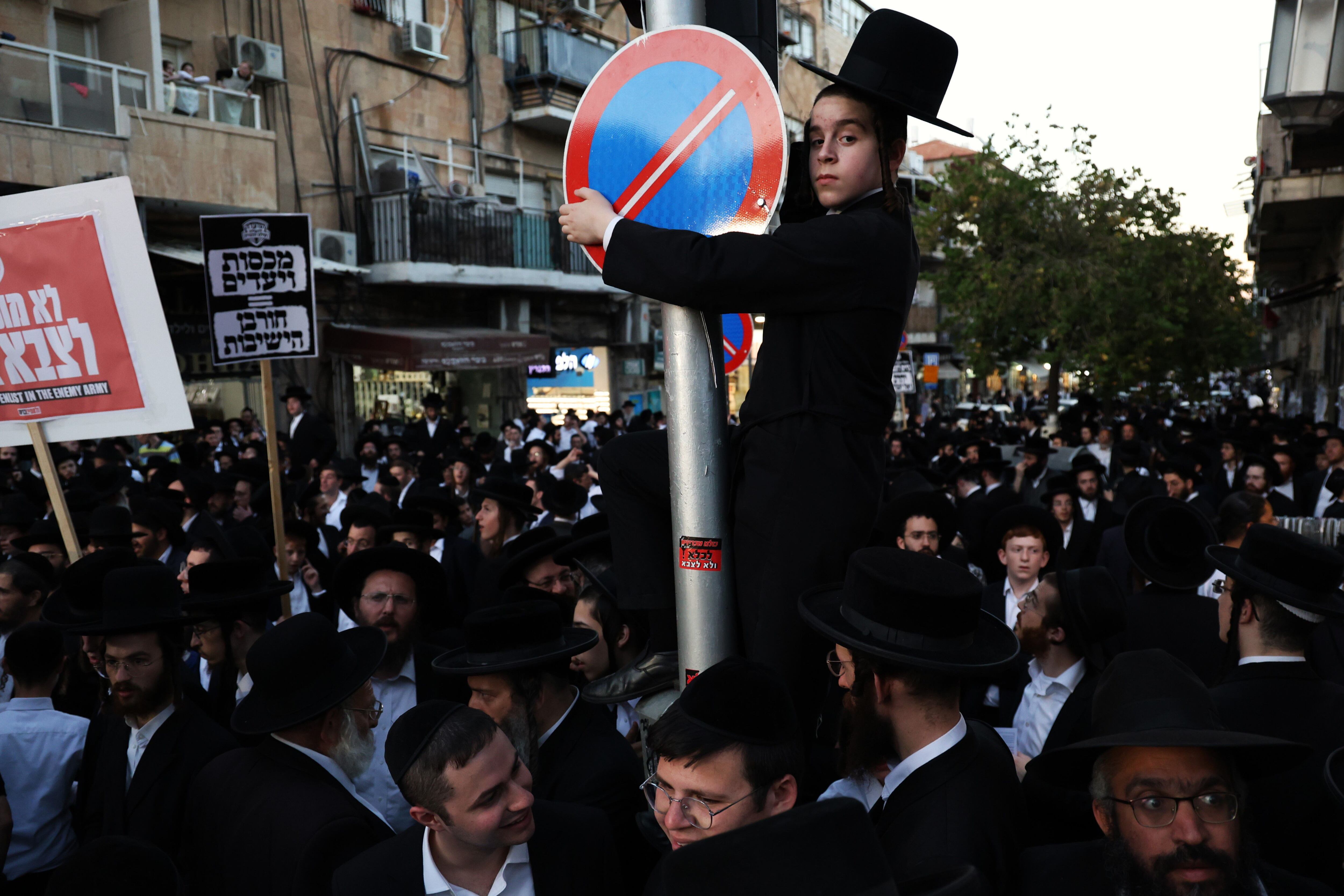 Ultraortodoxos vestidos com suas roupas características na manifestação em Jerusalém neste domingo. 