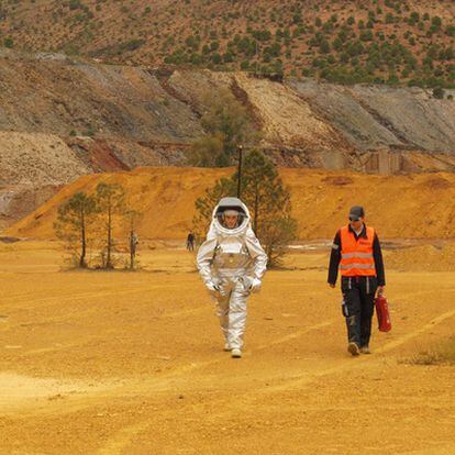 Los expertos prueban un traje de astronauta en la cuenca del río Tinto de Huelva.