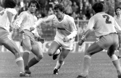 Butragueño, rodeado de defensores del Cádiz, en su debut con el Madrid en febrero de 1984. / PABLO JULIÁ