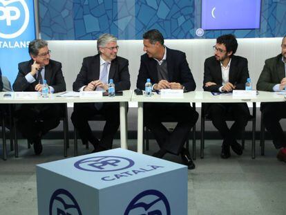 Albiol, cuarto por la derecha, en un momento de la reunión de la junta directiva del PP.