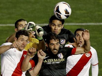 Ra&uacute;l Garc&iacute;a y Falcao buscan el remate en el &aacute;rea del Rayo rodeados por Piti, Rub&eacute;n y Casado.