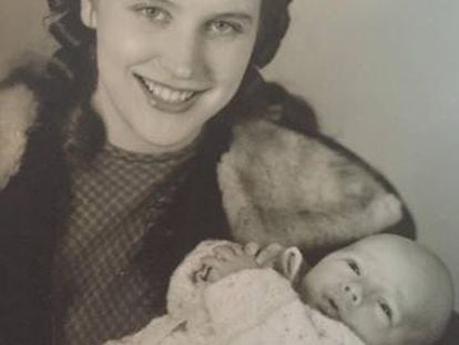 Irmgard Lundberg con su hijo, en una imagen del archivo familiar.