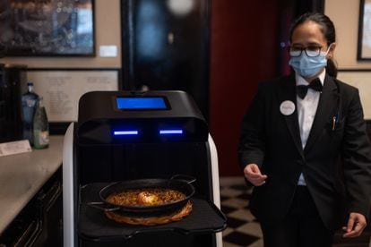El robot camarero del restaurante Set Portes de Barcelona.