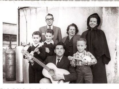 Miquel Serra i Pàmies (dempeus), la seva dona Teresa i la seva filla Maria Rosa, a Mèxic, el 1956.