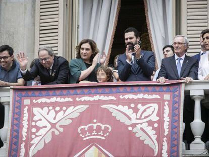 Colau (centro), junto a Torra (izquierda) en el balcón del Ayuntamiento.