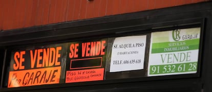 Carteles de Se Vende y Se alquila en un portal de viviendas.