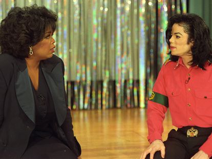 Michael Jackson y Oprah Winfrey durante la sonada entrevista que tuvo lugar en el rancho Neverland el 10 de febrero de 1993 y atrajo a casi 100 millones de espectadores en todo el mundo, según algunas estimaciones.