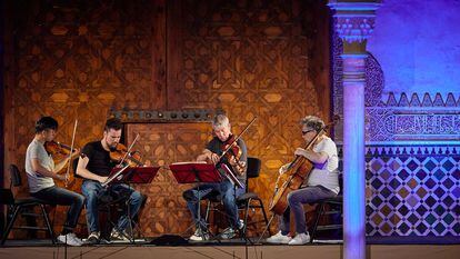 Integrantes del Cuarteto Diotima en el Patio de los Arrayanes de La Alhambra durante su concierto, el pasado lunes.