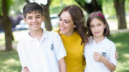 Aurora López Gil y sus hijos, Juan y Violeta, a la salida del colegio, en Villafranca del Castillo, Madrid.