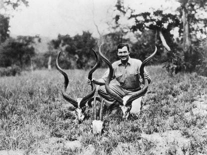 Ernest Hemingway, el 1937, en una expedició de caça a l'Àfrica.