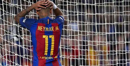 Neymar reacciona a un fallo durante el partido entre el Barcelona y el Málaga.