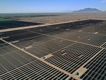 Imagen aérea de la planta solar en la localidad de El Centro, en California.
