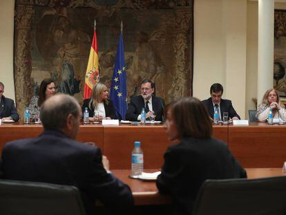 El presidente del Gobierno, Mariano Rajoy, acompañado de Juan Ignacio Zoido, ministro de Interior, mantiene un encuentro, en el Complejo de La Moncloa, con representantes de asociaciones y fundaciones de Víctimas del Terrorismo. 