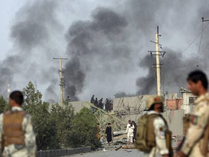 Columna de humo en el Green Village de Kabul, un día después del ataque.