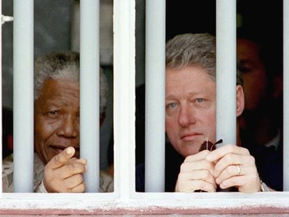 Nelson Mandela volvió a la prisión de Robben, donde permaneció 18 años preso por su lucha contra el <i>apartheid</i>, pero esta vez de vista junto al presidente de Estados Unidos, Bill Clinton, que se encontraba de viaje oficial por el país en marzo de 1998.