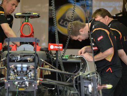Los mecánicos de Lotus preparan el coche de Maldonado.