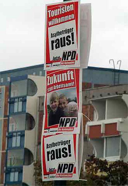 Carteles electorales del neonazi Partido Nacionaldemócrata de Alemania en Rostock.