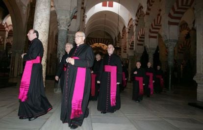 Miembros del cabildo catedralicio durante el acto de canonizaci&oacute;n de Juan Medina en la mezquita de C&oacute;rdoba en enero de 2010. 