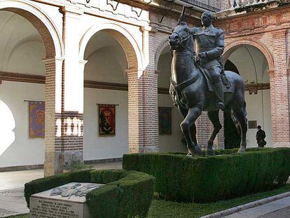La estatua del dictador Francisco Franco preside el patio de la capitanía de Valencia