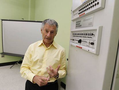 El profesor Leonard Kleinrock junto a un procesador de mensajes en la habitación donde nació Internet, en la Universidad de California en Los Ángeles en una imagen de 2011.