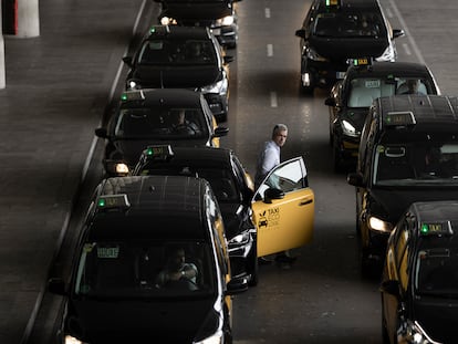 Taxistas hacen cola para la recogida de clientes en el aeropuerto de El Prat de Barcelona, este jueves.