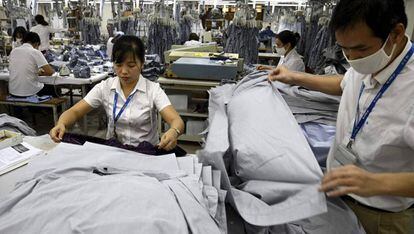 Empleados en una compañía textil en Hanoi, Vietnam