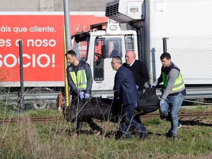 Momento del levantamiento del cadáver este lunes del hombre muerto por un disparo policial en A Coruña