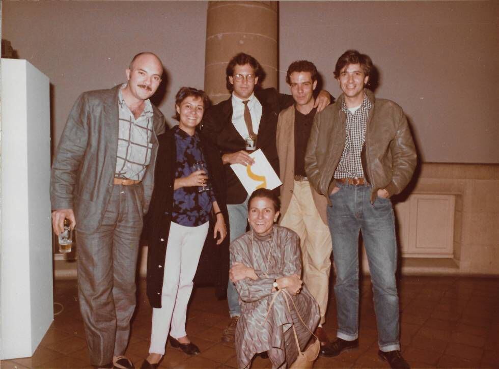 Desde la izquierda, Ferran García Sevilla, Menchu Lamas, el comisario de la muestra Donald Sultan, Carmen Giménez (agachada), José María Sicilia y Miguel Ángel Campazo, en 1985, en la exposición 'Europalia'.