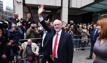 El líder laborista, Jeremy Corbyn sale de la sede de su partido en el centro de Londres.