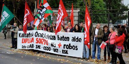 Concentración de trabajadores de Osakidetza este lunes en Vitoria.