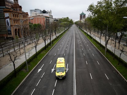 Una ambulancia circula por el paseo de la Castellana de Madrid durante el primer estado de alarma, en abril de 2020.