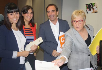 Los representantes de Podemos, Compromís, Ciudadanos y el PSOE tras pactar el plan de trabajo de la comisión de investigación de Ciegsa.