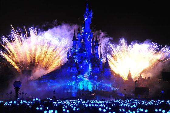 El castillo de la Bella Durmiente, iluminado con la imagen de Elsa reflejada en él.