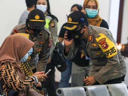 Familiares de los pasajeros del vuelo accidentado espera noticias en el aeropuerto Supadio, en la localidad indonesia de Pontianak.