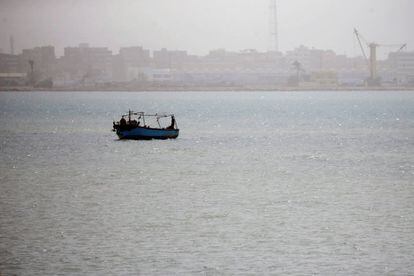 La administración del Canal de Suez ha optado por reabrir secciones históricas del canal en un intento por aliviar el cuello de botella del tráfico marítimo atascado. Sin embargo, se espera que el atasco pueda durar varios días.