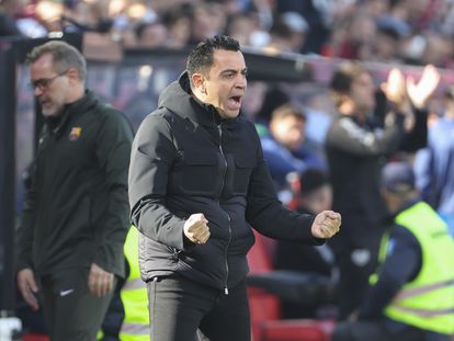 Xavi celebra el gol del Barcelona en Vallecas.
