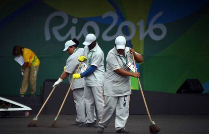 Varios empleados limpian en la villa olímpica de Río, este domingo.