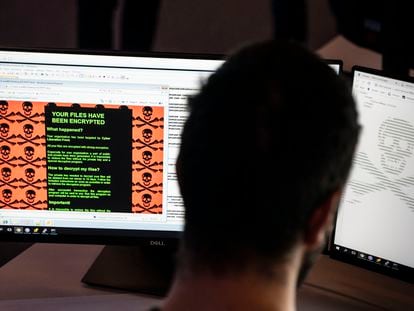 Un técnico de seguridad practica cómo liberar un ordenador atacado por un 'ransomware' en el instituto de investigación alemán Fraunhofer-Gesellschaft, en Darmstadt.