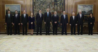 El Rey Felipe VI posa con los nuevos cargos en el Palacio de la Zarzuela.