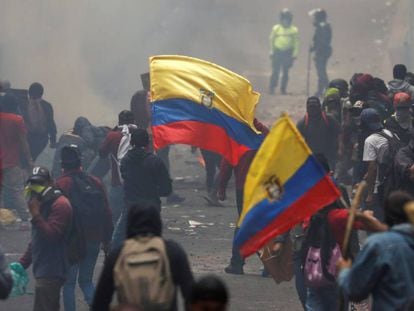 Manifestantes contra las políticas de Moreno, en Quito. En vídeo, el Gobierno de Ecuador anuncia un principio de acuerdo con los indígenas.