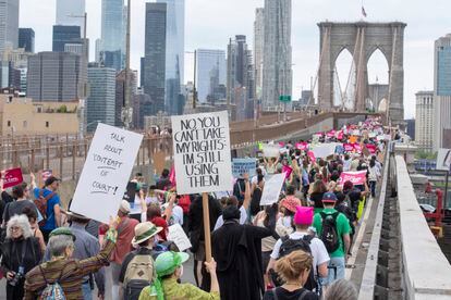 Los manifestantes cruzan el puente de Brooklyn rumbo a Manhattan, como parte de la protesta por el derecho al aborto convocada en decenas de ciudades de Estados Unidos este sábado.