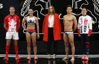 Stella McCartney (c) con Tom Mitchell (i), Jessica Ennis-Hill, Tom Daley and Olivia Breen (d).