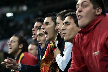 Seguidores de la selección española animan a su equipo en el partido amistoso de ayer contra Inglaterra.
