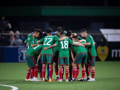 Los jugadores de la selección mexicana de fútbol juntos antes del arranque del partido contra la selección de Surinam.